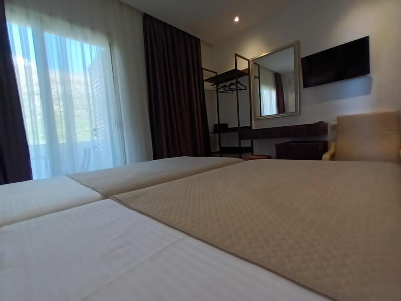 Hotel Relax Dhërmi エクステリア 写真