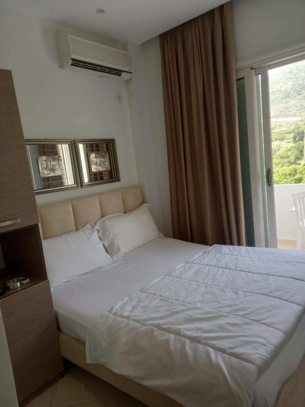 Hotel Relax Dhërmi エクステリア 写真