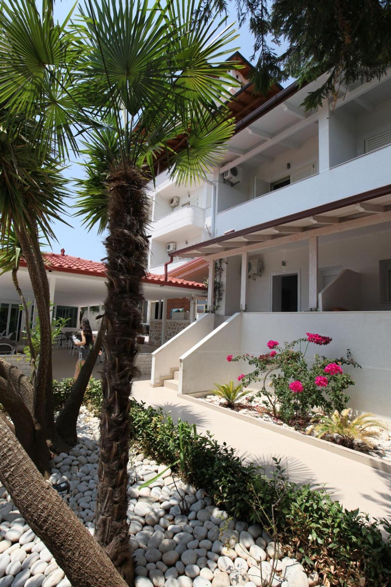 Hotel Relax Dhërmi エクステリア 写真